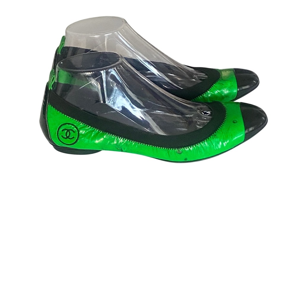 Chanel Neon Green Black Patent Leather CC Logo Ballet Flats Size 38 Italy AS IS